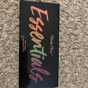 Essentials Violet Ross make up pallet
